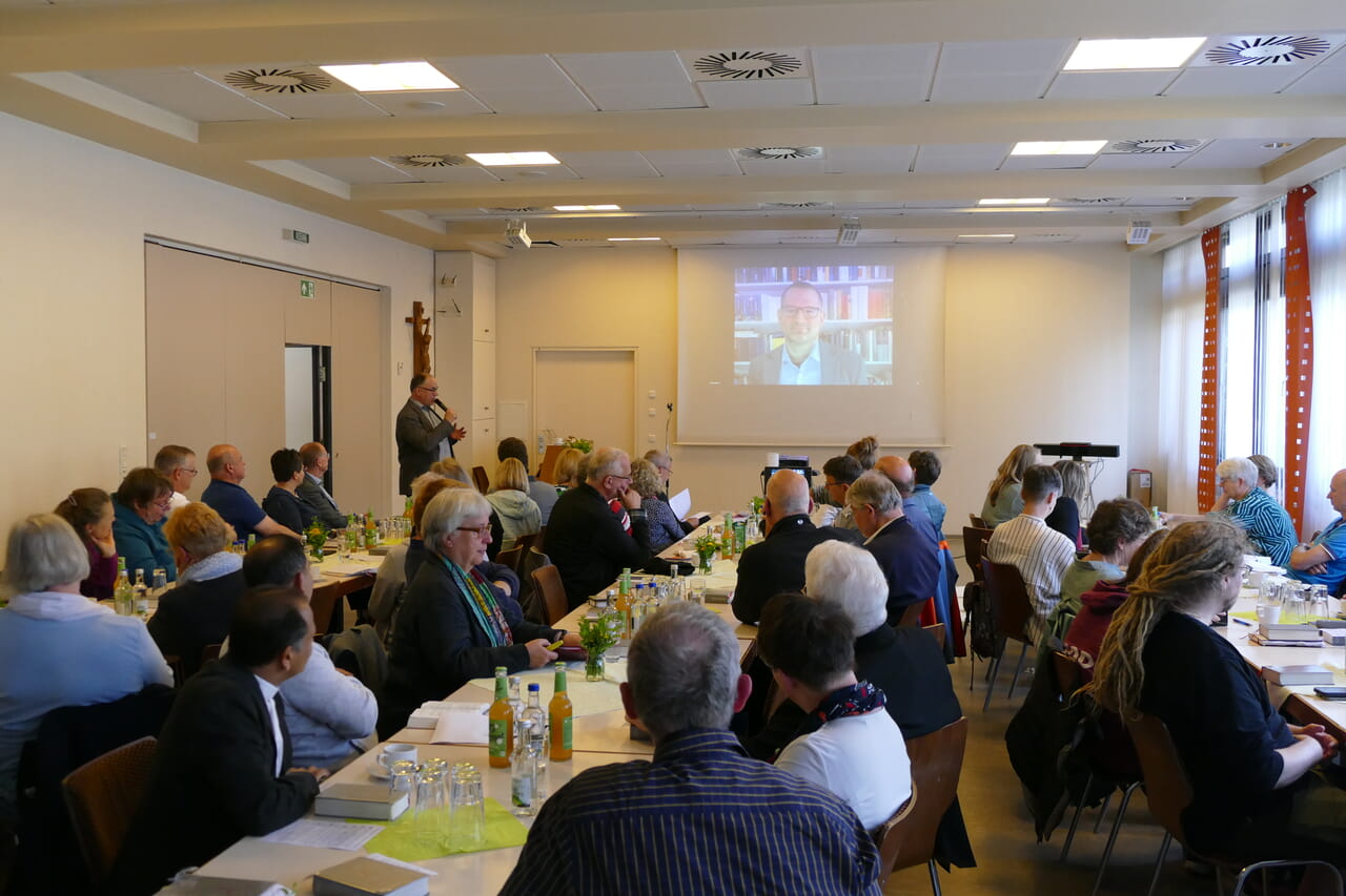 Bei der ökumenischen Pfarrkonferenz ist Prof. Dr. Florian Höhne live aus Erlangen zugeschaltet und spricht über "KI und Kirche".