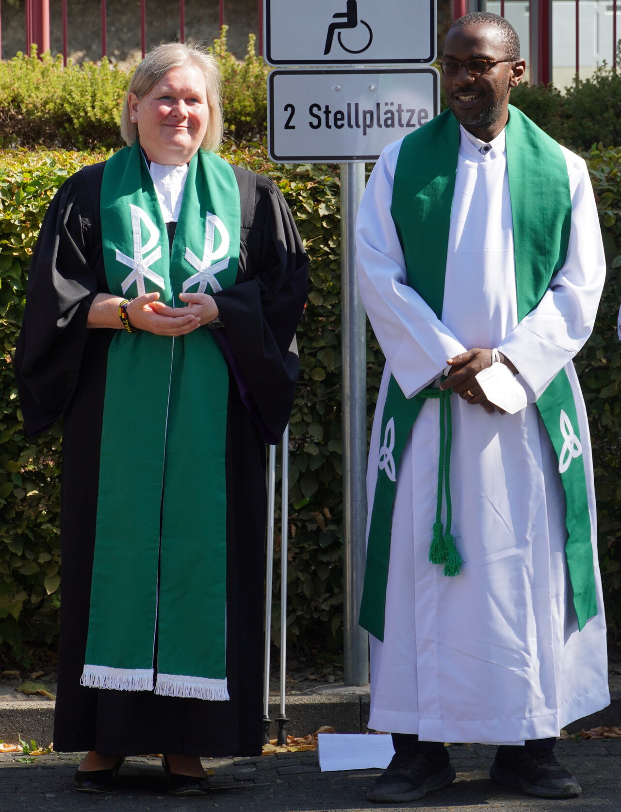 Karin Antensteiner und Reverent Lusungu Mbilinyi